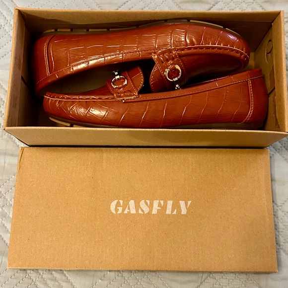 GASFLY Loafers, NWOT, Cognac with Jewel Detail, Size 7 - Picture 1 of 7